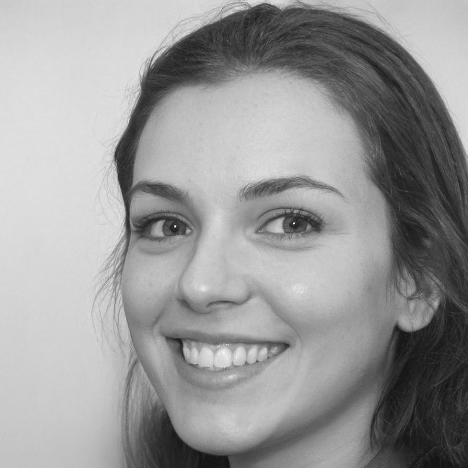 Retrato profesional de Cristina Mendoza, consultora en planificación económica familiar
