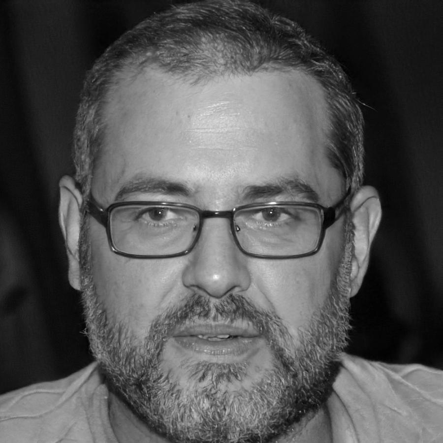 Retrato profesional de Emilio Vázquez, especialista en reestructuración financiera