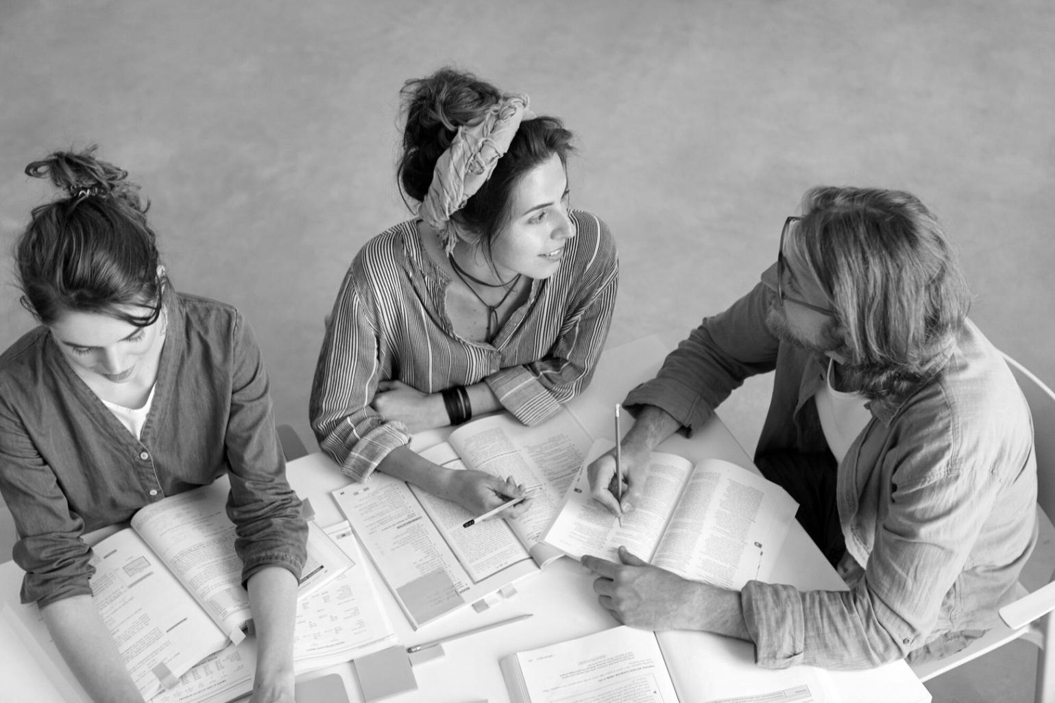 Análisis de tendencias económicas y estrategias empresariales